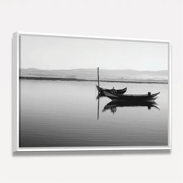 Quadro Decorativo Barco em Lago Sereno - Preto e Branco